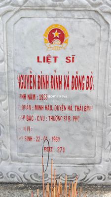 Ảnh bia mộ của liệt sĩ NGUYỄN ĐÌNH ĐỈNH VÀ ĐÔNG ĐỘ,