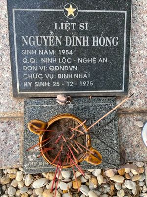Bia mộ tại Nghĩa trang liệt sĩ Huyện Bến Cát - tỉnh Bình Dương · ảnh: Lê Phượng — liệt sĩ NGUYỄN ĐÌNH HỒNG