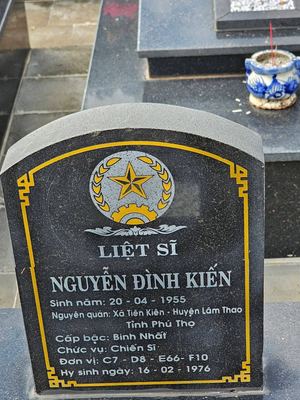 Ảnh bia mộ của liệt sĩ Nguyễn Đình Kiến