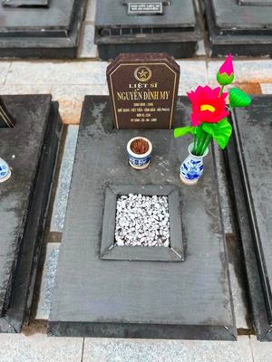 Ảnh bia mộ của liệt sĩ Nguyễn Đình My