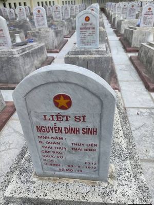 Bia mộ tại Nghĩa trang liệt sĩ Xã Hải Thượng - tỉnh Quảng Trị · ảnh: Bài Facebook chưa rõ tác giả — liệt sĩ Nguyễn Đình Sính