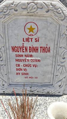 Ảnh bia mộ của liệt sĩ Nguyễn Đình Thoả