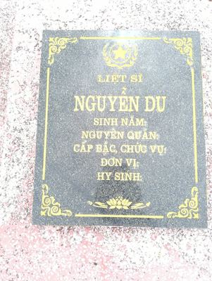 Bia mộ tại xã Hiền ninh - Xã Hiền Ninh - Huyện Quảng Ninh - Quảng Bình · ảnh: FB Nguyễn Hoàng Dương — liệt sĩ Nguyễn Du