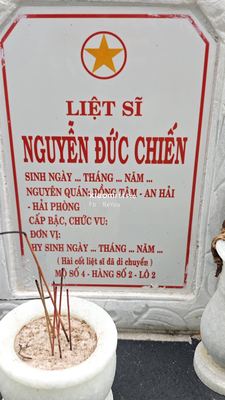 Ảnh bia mộ của liệt sĩ Nguyễn đức Chiến