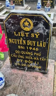 Ảnh bia mộ của liệt sĩ Nguyễn Duy Lâu