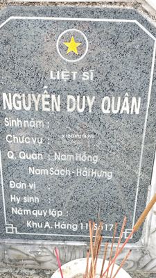 Ảnh bia mộ của liệt sĩ Nguyễn Duy Quan