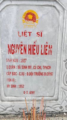Bia mộ tại Nghĩa trang liệt sĩ xã Hoà Khương - Xã Hoà Khương - Huyện Hòa Vang - Đà Nẵng · ảnh: FB Be you — liệt sĩ NGUYỄN HIẾU LIÊM