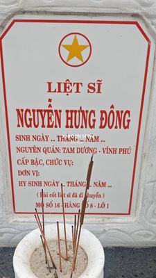 Bia mộ tại Xã Quế Long - Huyện Núi Thành - Quảng Nam · ảnh: Be You — liệt sĩ Nguyễn Hưng Đông