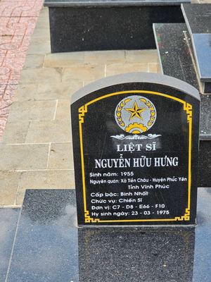 Ảnh bia mộ của liệt sĩ Nguyễn Hữu Hưng
