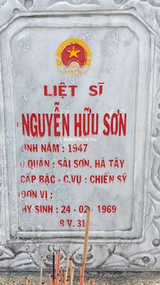Ảnh bia mộ của liệt sĩ Nguyễn Hữu Sơn