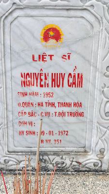 Ảnh bia mộ của liệt sĩ Nguyễn Huy Cầm
