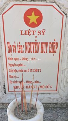 Ảnh bia mộ của liệt sĩ Nguyễn Huy Điệp