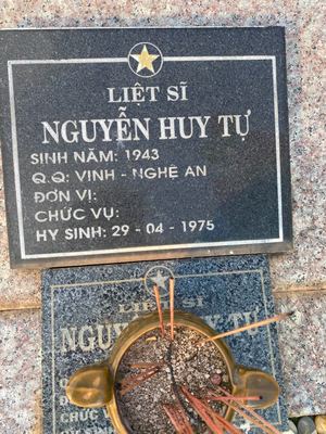 Ảnh bia mộ của liệt sĩ Nguyễn Huy Tự