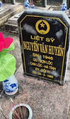Ảnh bia mộ của liệt sĩ Nguyễn Huyền