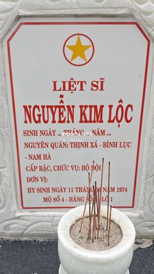 Ảnh bia mộ của liệt sĩ Nguyễn Kim Lộc