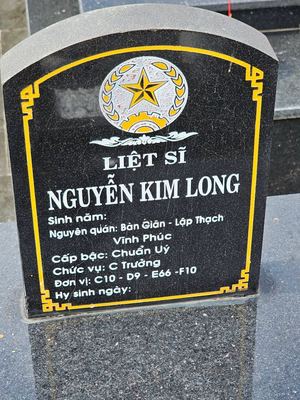 Ảnh bia mộ của liệt sĩ Nguyễn Kim Long