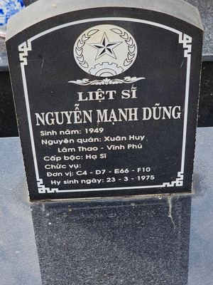 Ảnh bia mộ của liệt sĩ Nguyễn Mạnh Dũng
