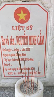 Ảnh bia mộ của liệt sĩ Nguyễn Minh Cầm