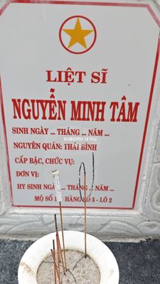 Ảnh bia mộ của liệt sĩ Nguyễn Minh Tâm