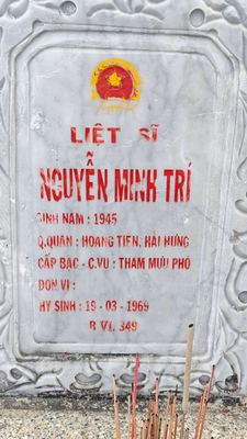 Ảnh bia mộ của liệt sĩ Nguyễn Minh Trí
