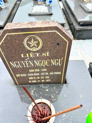 Ảnh bia mộ của liệt sĩ Nguyễn NGọc Ngự