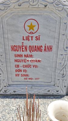 Ảnh bia mộ của liệt sĩ Nguyễn Quang ánh