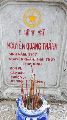 Bia mộ tại Nghĩa trang xã Bình Định - Huyện Thăng Bình - Quảng Nam · ảnh: Be You — liệt sĩ NGUYỄN QUANG THÀNH