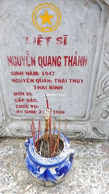 Bia mộ tại Nghĩa trang xã Bình Định - Huyện Thăng Bình - Quảng Nam · ảnh: Be You — liệt sĩ NGUYỄN QUANG THÁNH