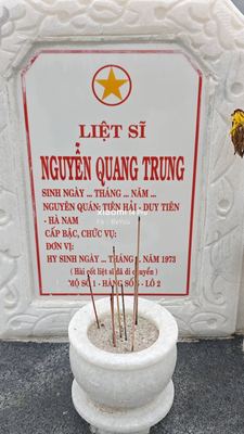 Ảnh bia mộ của liệt sĩ Nguyễn Quang Trung