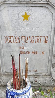 Bia mộ tại Nghĩa trang xã Bình Định - Huyện Thăng Bình - Quảng Nam · ảnh: Be You — liệt sĩ NGUYỄN QUANG TRUNG