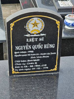 Ảnh bia mộ của liệt sĩ Nguyễn Quốc Hùng