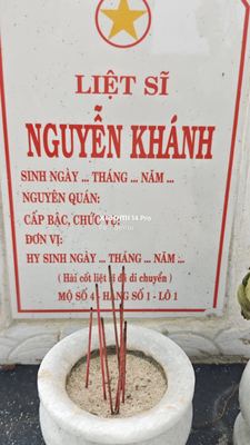 Ảnh bia mộ của liệt sĩ Nguyễn Quốc Khánh
