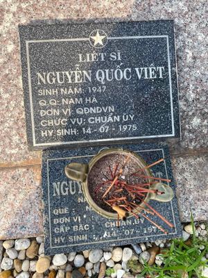 Ảnh bia mộ của liệt sĩ Nguyễn Quốc Việt