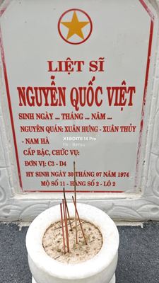 Ảnh bia mộ của liệt sĩ Nguyễn Quốc Việt