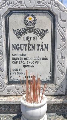 Ảnh bia mộ của liệt sĩ Nguyễn Tám