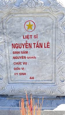 Ảnh bia mộ của liệt sĩ Nguyễn Tấn Lê