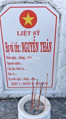 Ảnh bia mộ của liệt sĩ NGuyễn Thân