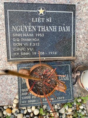 Ảnh bia mộ của liệt sĩ Nguyễn Thanh Đảm