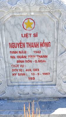 Ảnh bia mộ của liệt sĩ Nguyễn Thanh Hồng