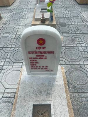 Bia mộ tại Nghĩa trang liệt sĩ Huyện Cam Lộ - tỉnh Quảng Trị · ảnh: Nguyen Hoa — liệt sĩ NGUYỄN THANH PHONG