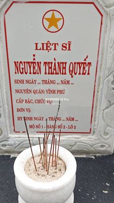 Ảnh bia mộ của liệt sĩ Nguyễn Thành Quyết