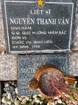 Ảnh bia mộ của liệt sĩ Nguyễn Thanh Văn