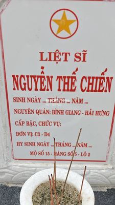 Ảnh bia mộ của liệt sĩ Nguyễn Thế Chiến