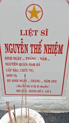 Bia mộ tại Xã Quế Long - Huyện Núi Thành - Quảng Nam · ảnh: Be You — liệt sĩ NGUYỄN THẾ NHIỆM
