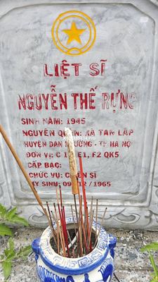Ảnh bia mộ của liệt sĩ Nguyễn Thế Rưng