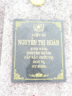 Bia mộ tại xã Hiền ninh - Xã Hiền Ninh - Huyện Quảng Ninh - Quảng Bình · ảnh: FB Nguyễn Hoàng Dương — liệt sĩ Nguyễn Thị Hoàn