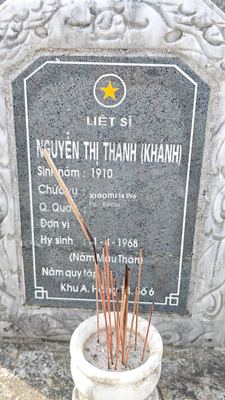 Ảnh bia mộ của liệt sĩ Nguyễn Thị Thanh