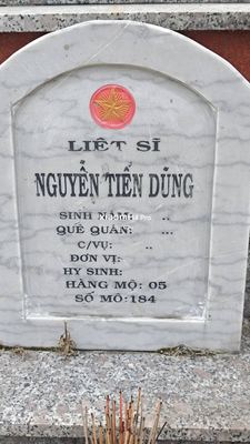 Ảnh bia mộ của liệt sĩ Nguyễn Tiến Dũng