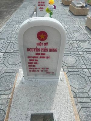 Bia mộ tại Nghĩa trang liệt sĩ Huyện Cam Lộ - tỉnh Quảng Trị · ảnh: Nguyen Hoa — liệt sĩ NGUYỄN TIẾN HƯNG