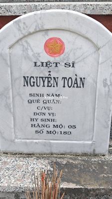Bia mộ tại Nghĩa trang xã Bình Trị - Huyện Đại Lộc - Quảng Nam · ảnh: Be You — liệt sĩ Nguyễn Toàn